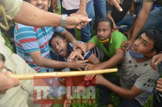 Lathi Charge on 10323 Teachers, many injured Lathi Charge on 10323 Teachers, many injured